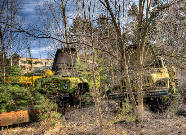 40,-Abandoned_ZiL-130_and_ZiL-131_trucks_in_Pripyat